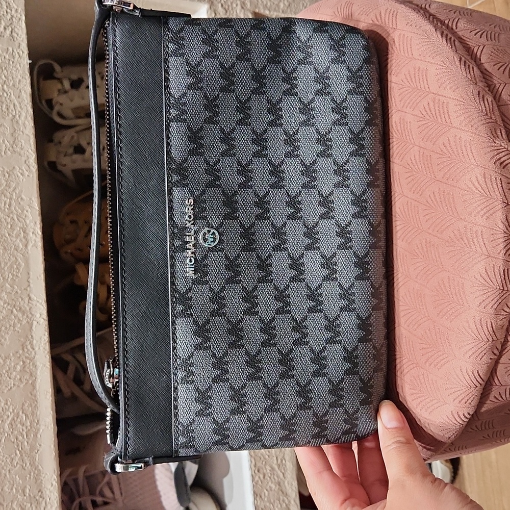 2 Michael Kors crossbody